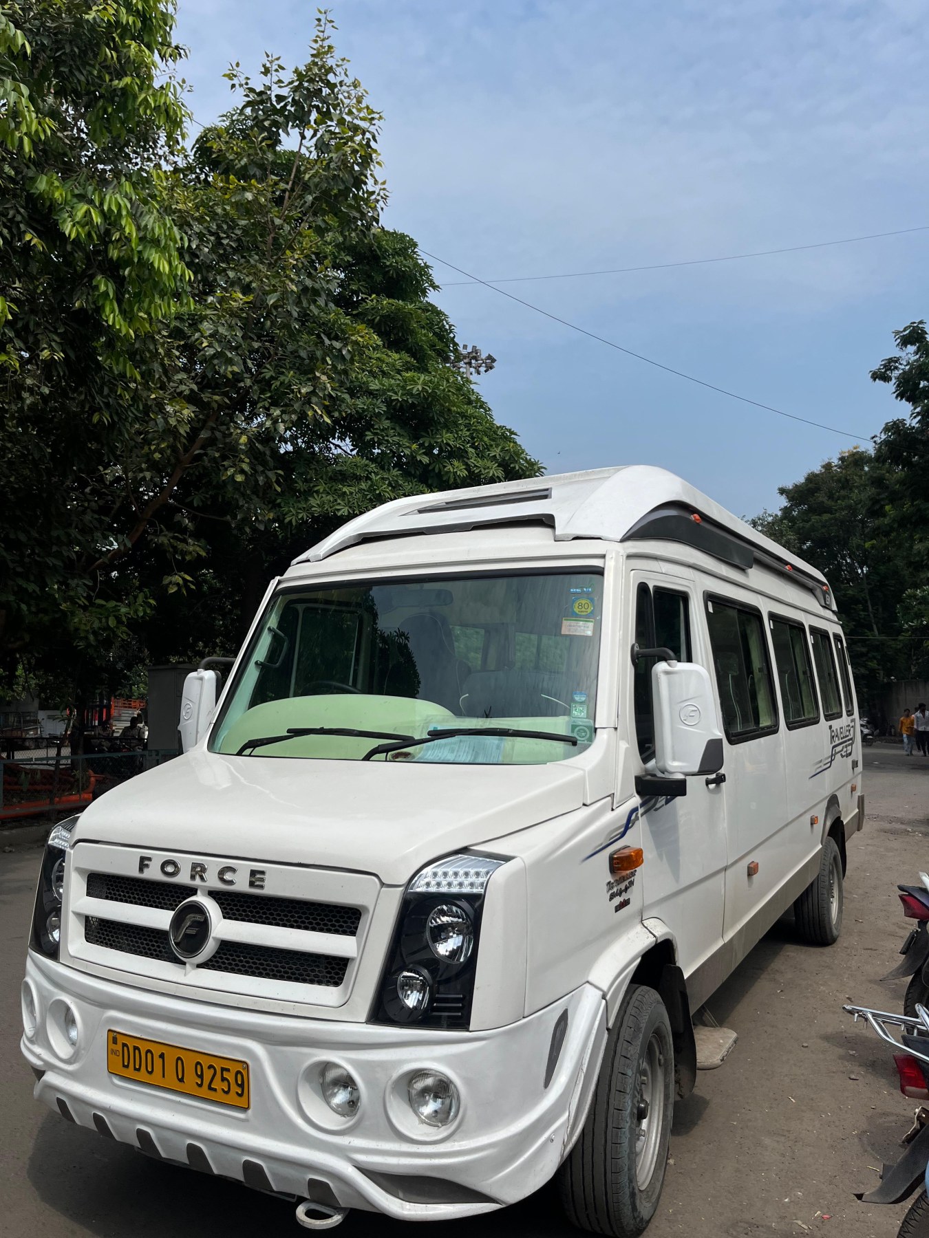 20 સીટ ટેમ્પો ટ્રાવેલ્સ